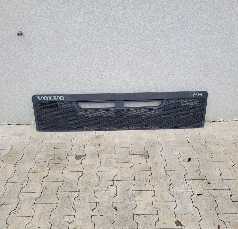 GRILL ATRAPA VOLVO FH4 ORYGINAŁ OM 82316693 - Радиаторна решетка за Камион: снимка 1 GRILL ATRAPA VOLVO FH4 ORYGINAŁ OM 82316693 - Радиаторна решетка за Камион: снимка 1