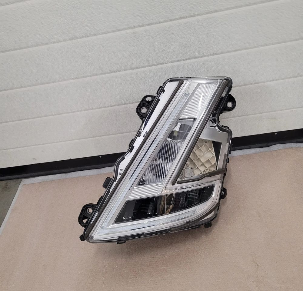 LAMPA LED VOLVO FH5 ORYGINAŁ LH. 23752680 - Светлина/ Осветление за Камион: снимка 1 LAMPA LED VOLVO FH5 ORYGINAŁ LH. 23752680 - Светлина/ Осветление за Камион: снимка 1
