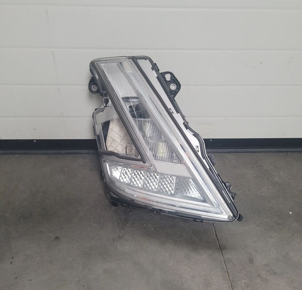 LAMPA LED VOLVO FH5 PRAWA OM 24056510 ORYGINAL CHWALIM116 - Светлина/ Осветление за Камион: снимка 1 LAMPA LED VOLVO FH5 PRAWA OM 24056510 ORYGINAL CHWALIM116 - Светлина/ Осветление за Камион: снимка 1