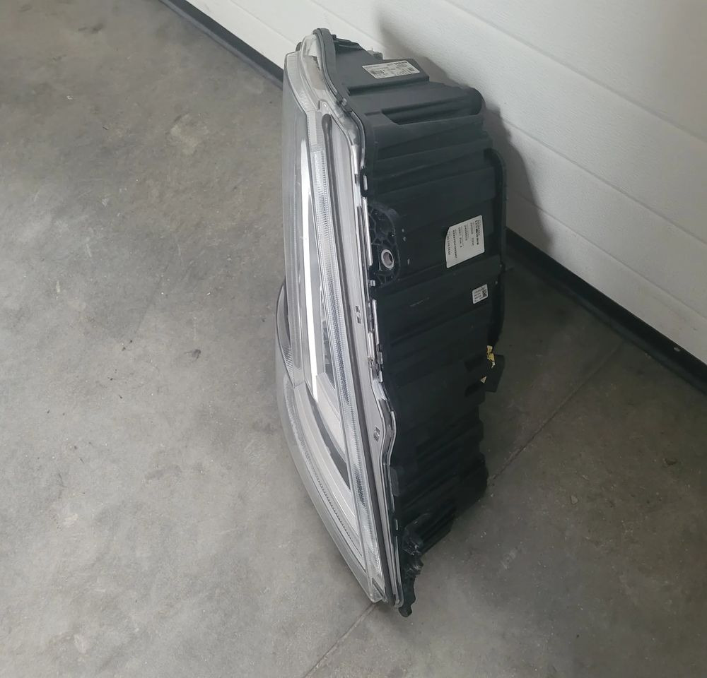 LAMPA LED VOLVO FH5 PRAWA OM 24056510 ORYGINAL CHWALIM116 - Светлина/ Осветление за Камион: снимка 3 LAMPA LED VOLVO FH5 PRAWA OM 24056510 ORYGINAL CHWALIM116 - Светлина/ Осветление за Камион: снимка 3