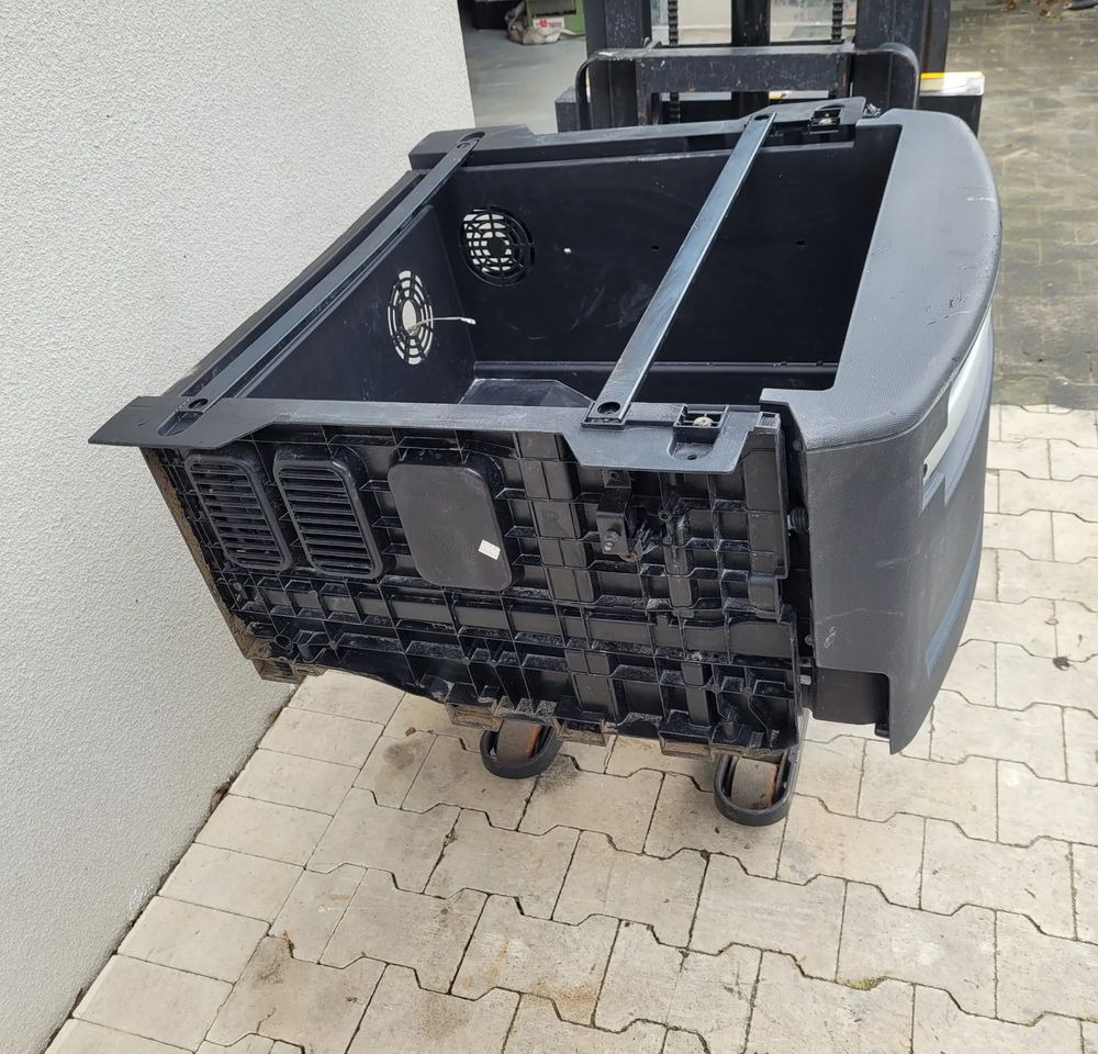 SCHOWEK LODOWKI RENAULT RANGE T 82313425 wysoka kabina - Кабина и интериор за Камион: снимка 2 SCHOWEK LODOWKI RENAULT RANGE T 82313425 wysoka kabina - Кабина и интериор за Камион: снимка 2