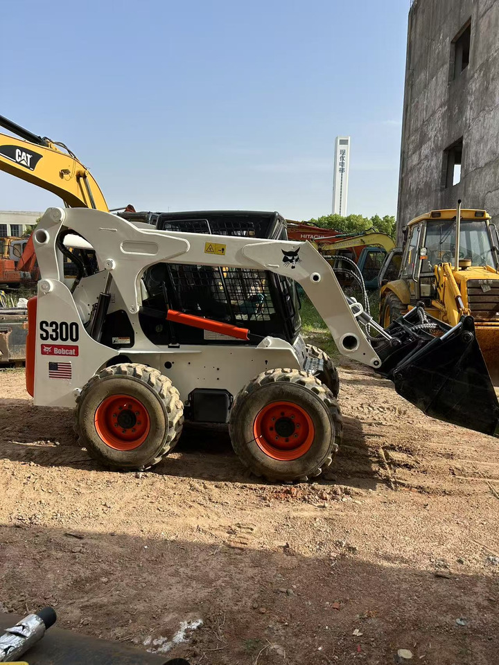 BOBCAT BOBCAT Skid Steer Loader S300 - Мини челен товарач: снимка 2 BOBCAT BOBCAT Skid Steer Loader S300 - Мини челен товарач: снимка 2