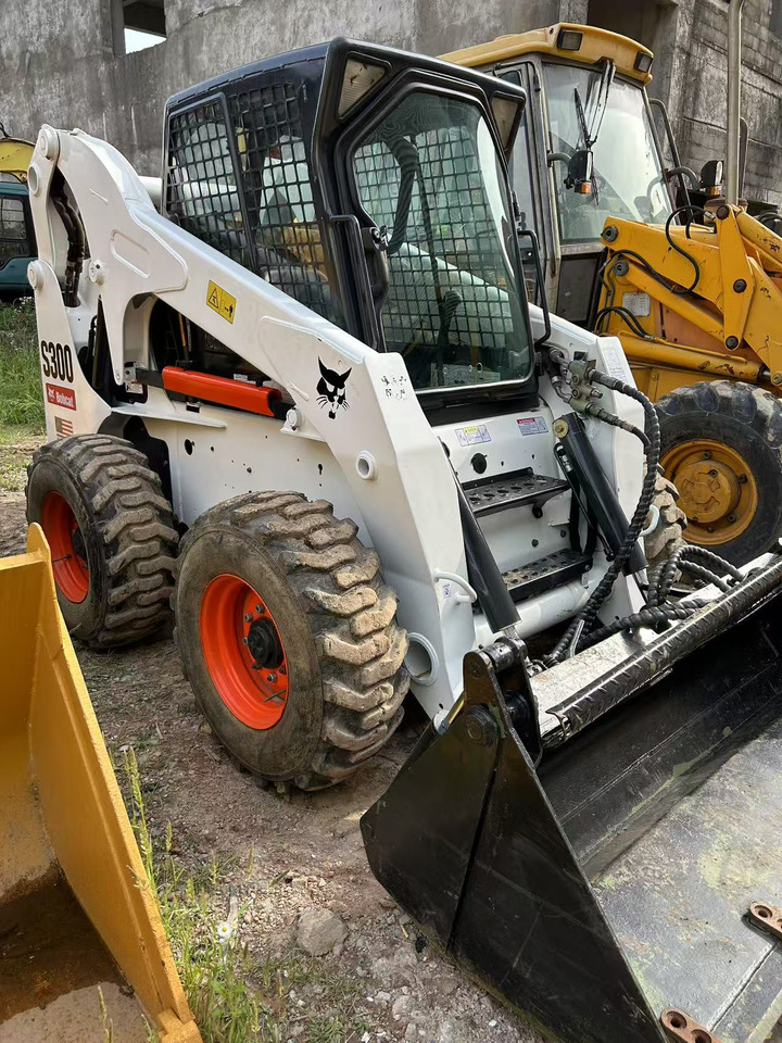 BOBCAT BOBCAT Skid Steer Loader S300 - Мини челен товарач: снимка 1 BOBCAT BOBCAT Skid Steer Loader S300 - Мини челен товарач: снимка 1