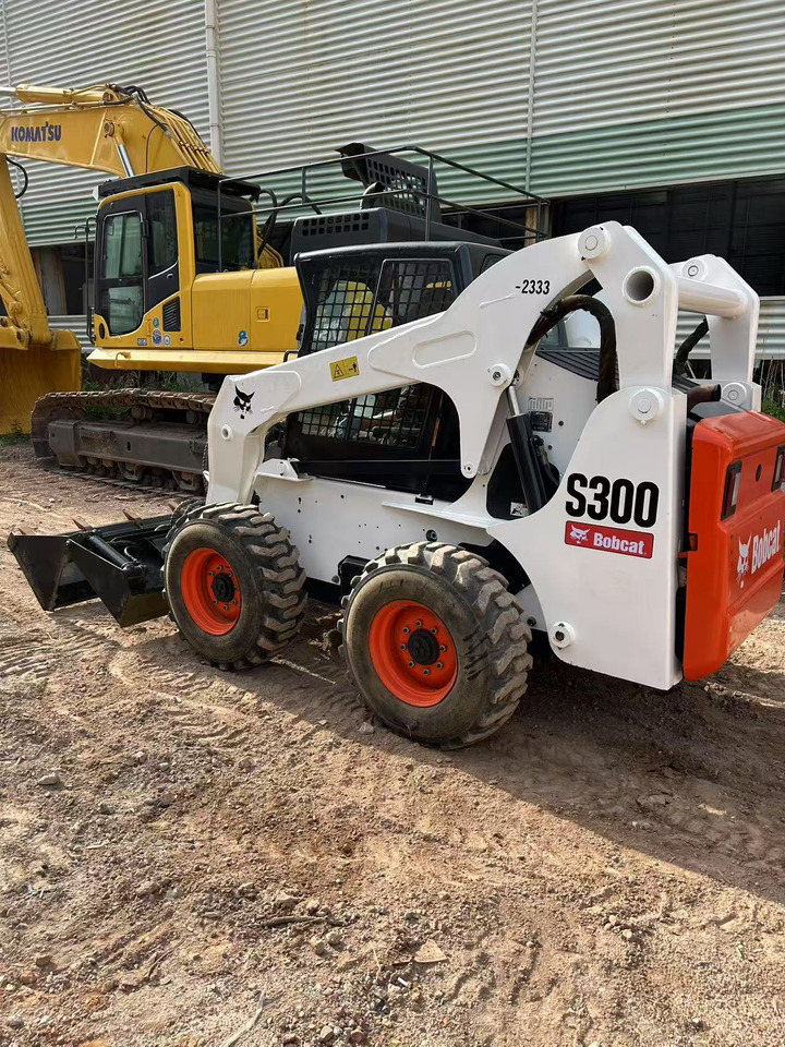 BOBCAT BOBCAT Skid Steer Loader S300 - Мини челен товарач: снимка 4 BOBCAT BOBCAT Skid Steer Loader S300 - Мини челен товарач: снимка 4