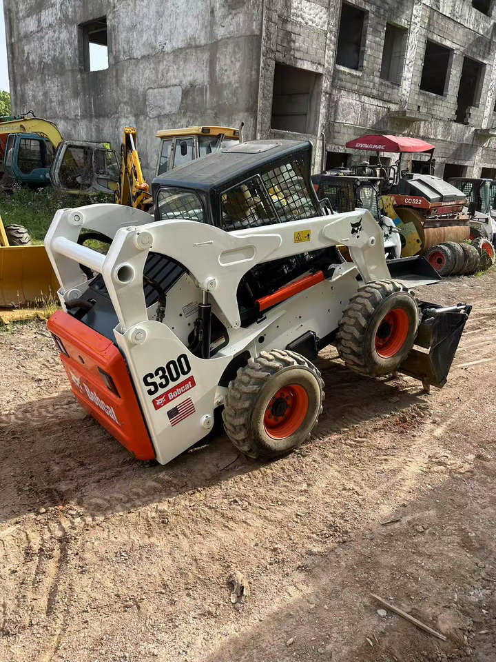 BOBCAT BOBCAT Skid Steer Loader S300 - Мини челен товарач: снимка 3 BOBCAT BOBCAT Skid Steer Loader S300 - Мини челен товарач: снимка 3