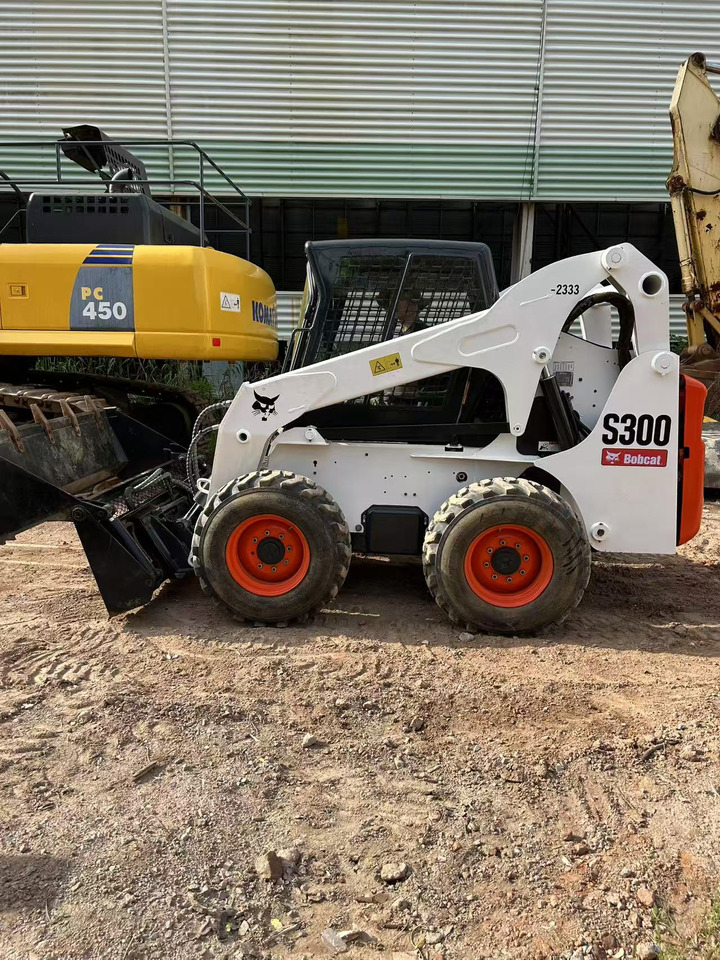 BOBCAT BOBCAT Skid Steer Loader S300 - Мини челен товарач: снимка 5 BOBCAT BOBCAT Skid Steer Loader S300 - Мини челен товарач: снимка 5