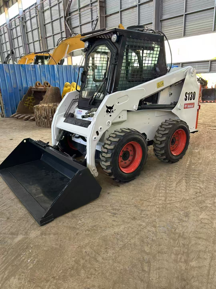 BOBCAT Skid Steer Loader S130 - Мини челен товарач: снимка 2 BOBCAT Skid Steer Loader S130 - Мини челен товарач: снимка 2
