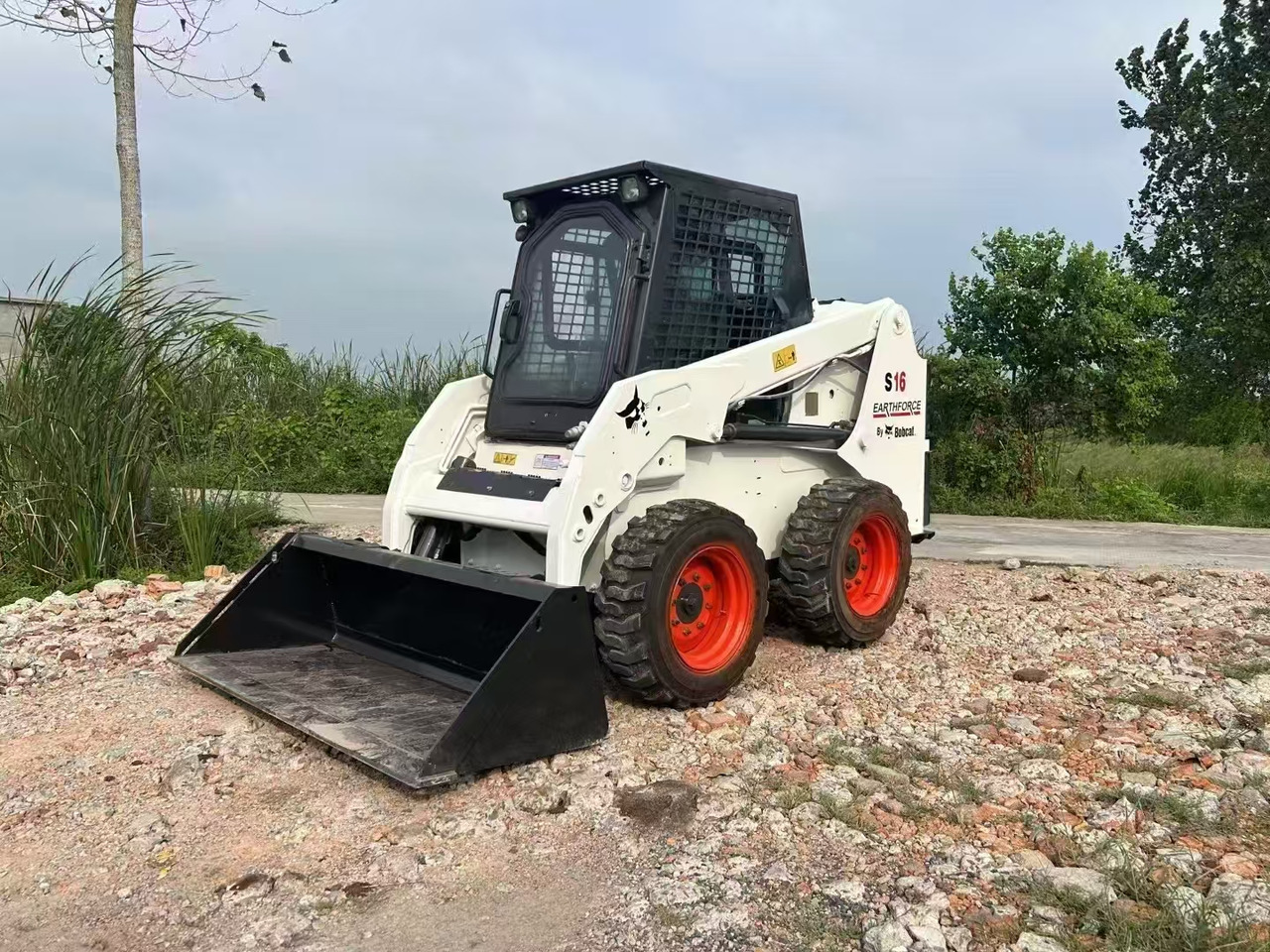 BOBCAT Skid Steer Loader S16 - Мини челен товарач: снимка 2 BOBCAT Skid Steer Loader S16 - Мини челен товарач: снимка 2