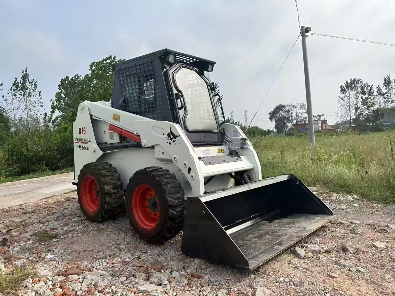 BOBCAT Skid Steer Loader S16 - Мини челен товарач: снимка 1 BOBCAT Skid Steer Loader S16 - Мини челен товарач: снимка 1