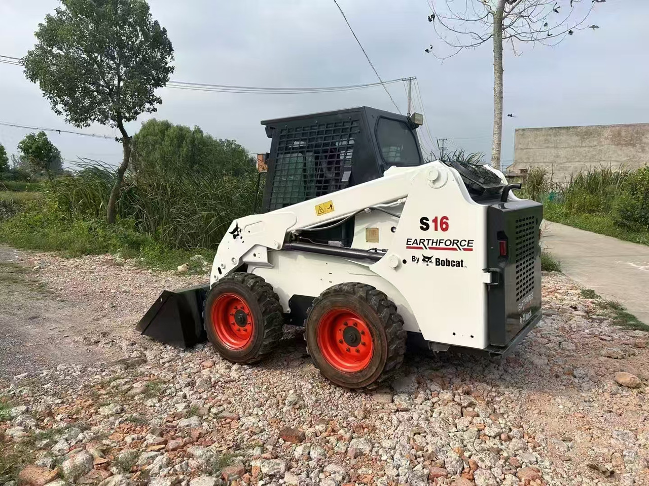 BOBCAT Skid Steer Loader S16 - Мини челен товарач: снимка 4 BOBCAT Skid Steer Loader S16 - Мини челен товарач: снимка 4