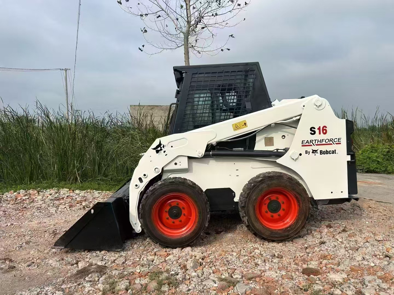 BOBCAT Skid Steer Loader S16 - Мини челен товарач: снимка 3 BOBCAT Skid Steer Loader S16 - Мини челен товарач: снимка 3