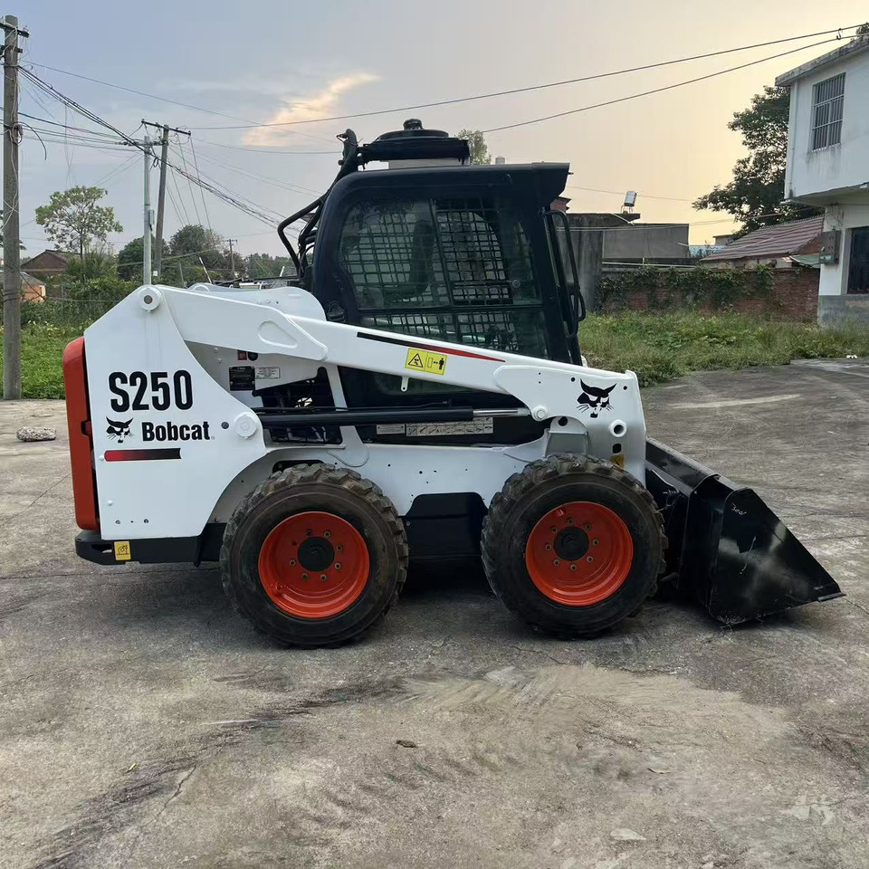 BOBCAT Skid Steer Loader S250 New Condition Hours True - Мини челен товарач: снимка 2 BOBCAT Skid Steer Loader S250 New Condition Hours True - Мини челен товарач: снимка 2