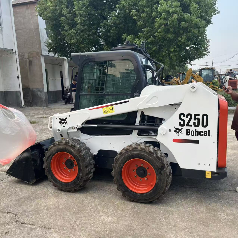 BOBCAT Skid Steer Loader S250 New Condition Hours True - Мини челен товарач: снимка 3 BOBCAT Skid Steer Loader S250 New Condition Hours True - Мини челен товарач: снимка 3