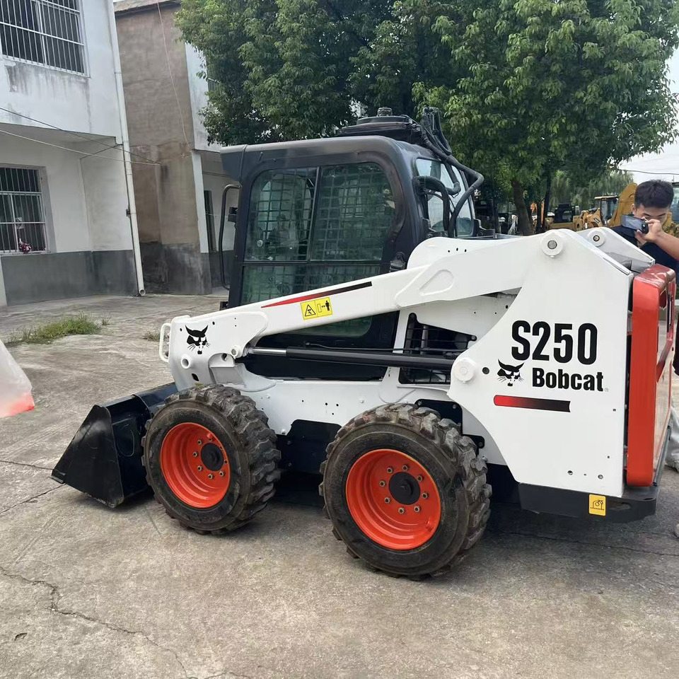 BOBCAT Skid Steer Loader S250 New Condition Hours True - Мини челен товарач: снимка 4 BOBCAT Skid Steer Loader S250 New Condition Hours True - Мини челен товарач: снимка 4