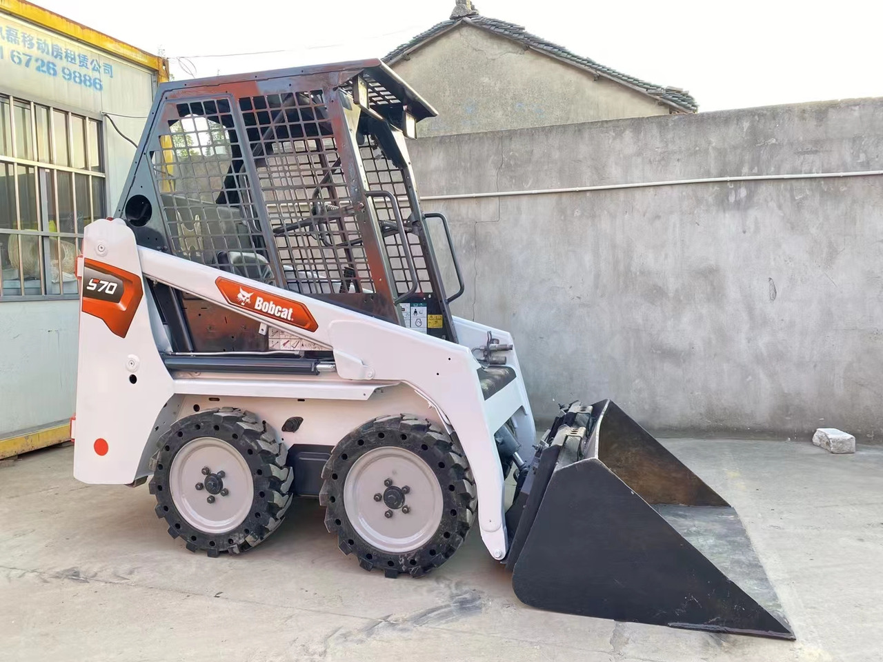 BOBCAT Skid Steer Loader S70 - Мини челен товарач: снимка 2 BOBCAT Skid Steer Loader S70 - Мини челен товарач: снимка 2