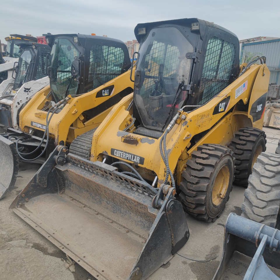 CAT 246C Skid Steer Loader - Мини челен товарач: снимка 1 CAT 246C Skid Steer Loader - Мини челен товарач: снимка 1