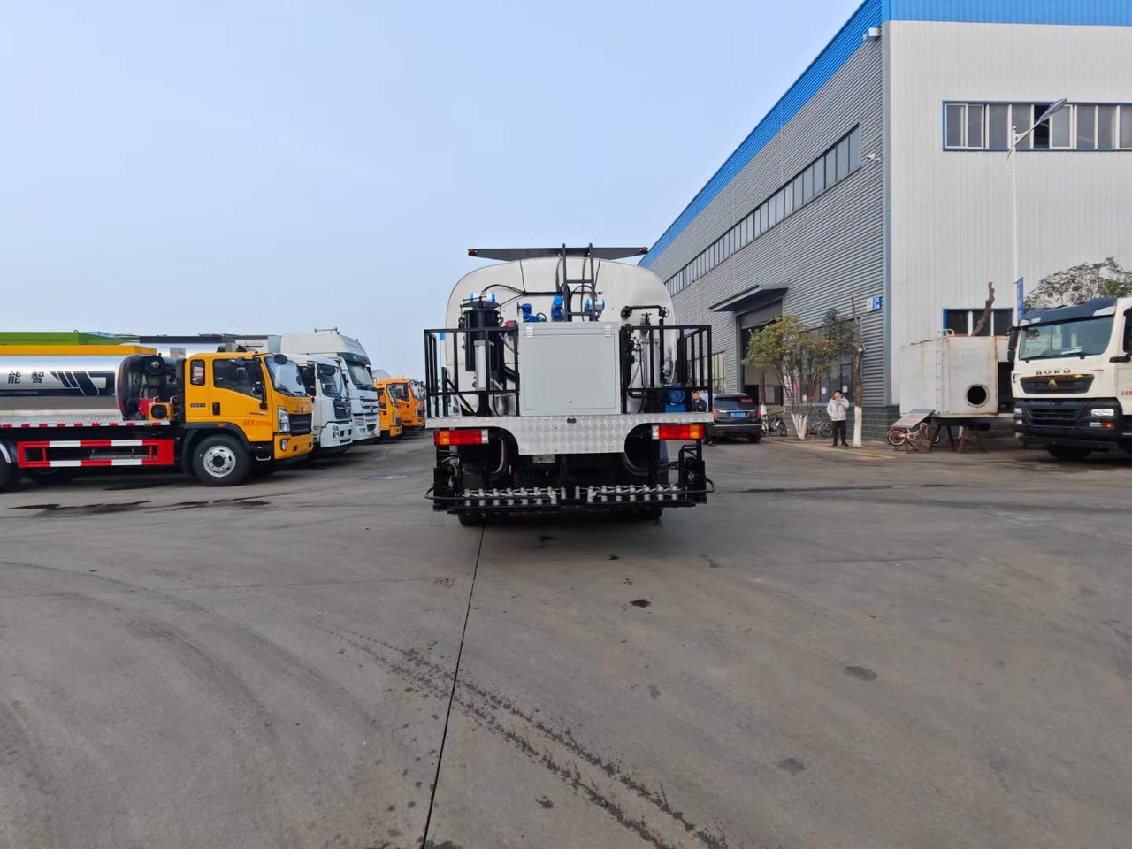 Асфалтополагач DONGFENG Asphalt Spreader: снимка 7