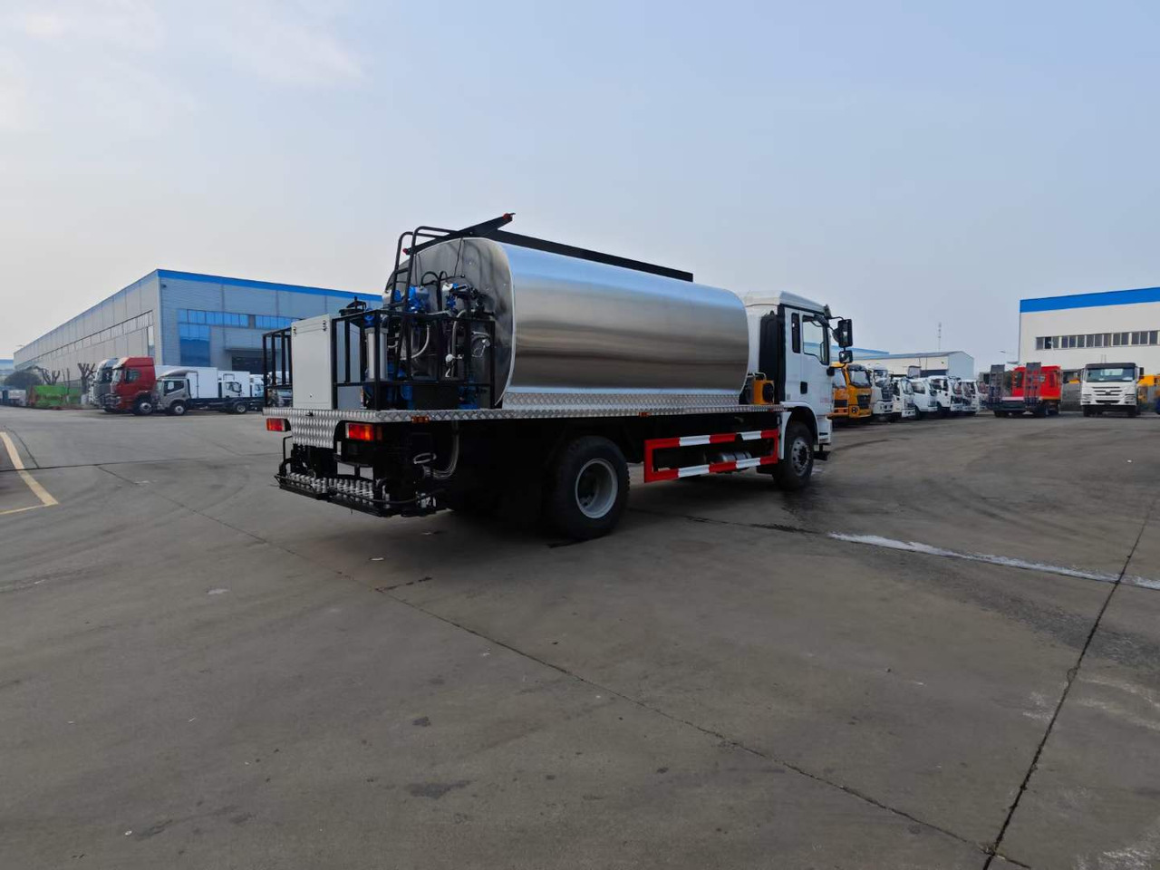 Асфалтополагач DONGFENG Asphalt Spreader: снимка 8