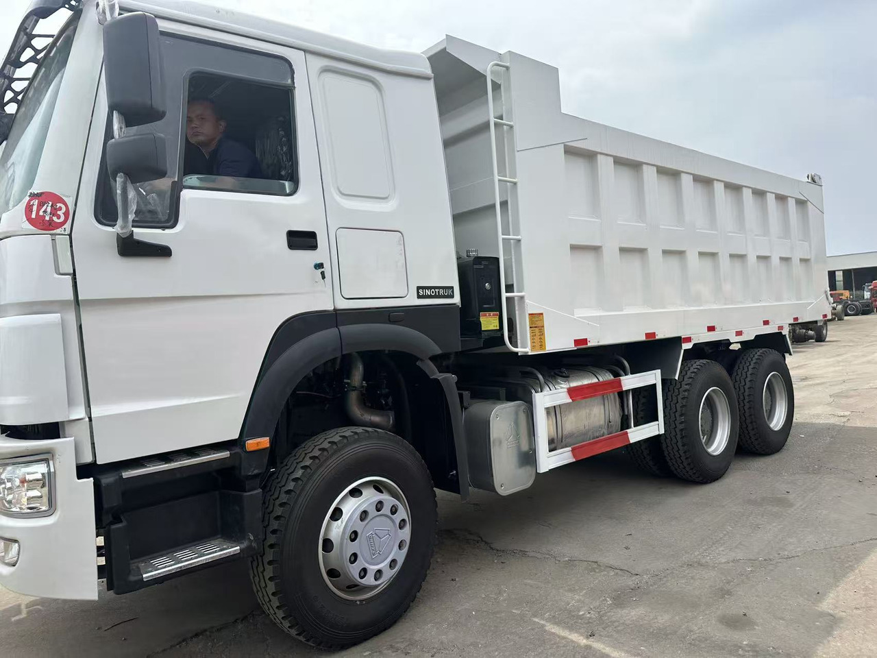HOWO Howo Dump truck 6✖4 White - Самосвал камион: снимка 2 HOWO Howo Dump truck 6✖4 White - Самосвал камион: снимка 2
