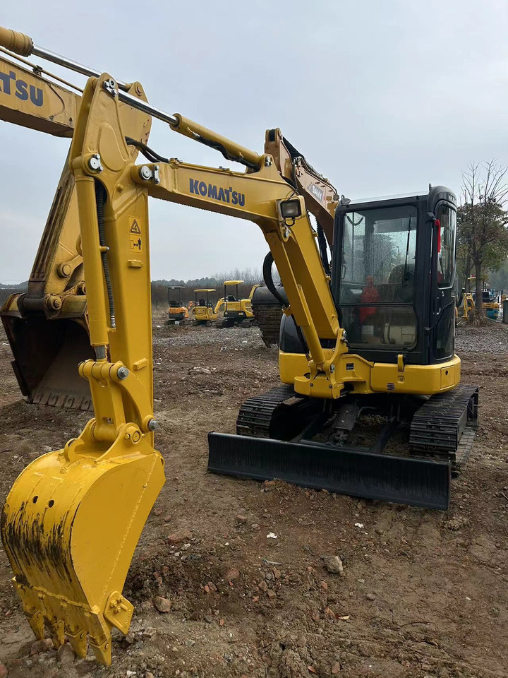 KOMATSU Mini Excavator PC40 With Enclosed Cab - Мини багер: снимка 1 KOMATSU Mini Excavator PC40 With Enclosed Cab - Мини багер: снимка 1