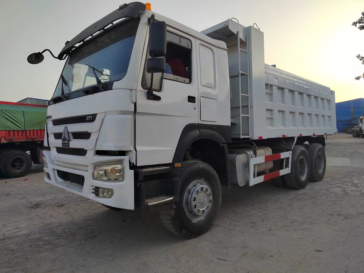 - Самосвал камион: снимка 1 - Самосвал камион: снимка 1