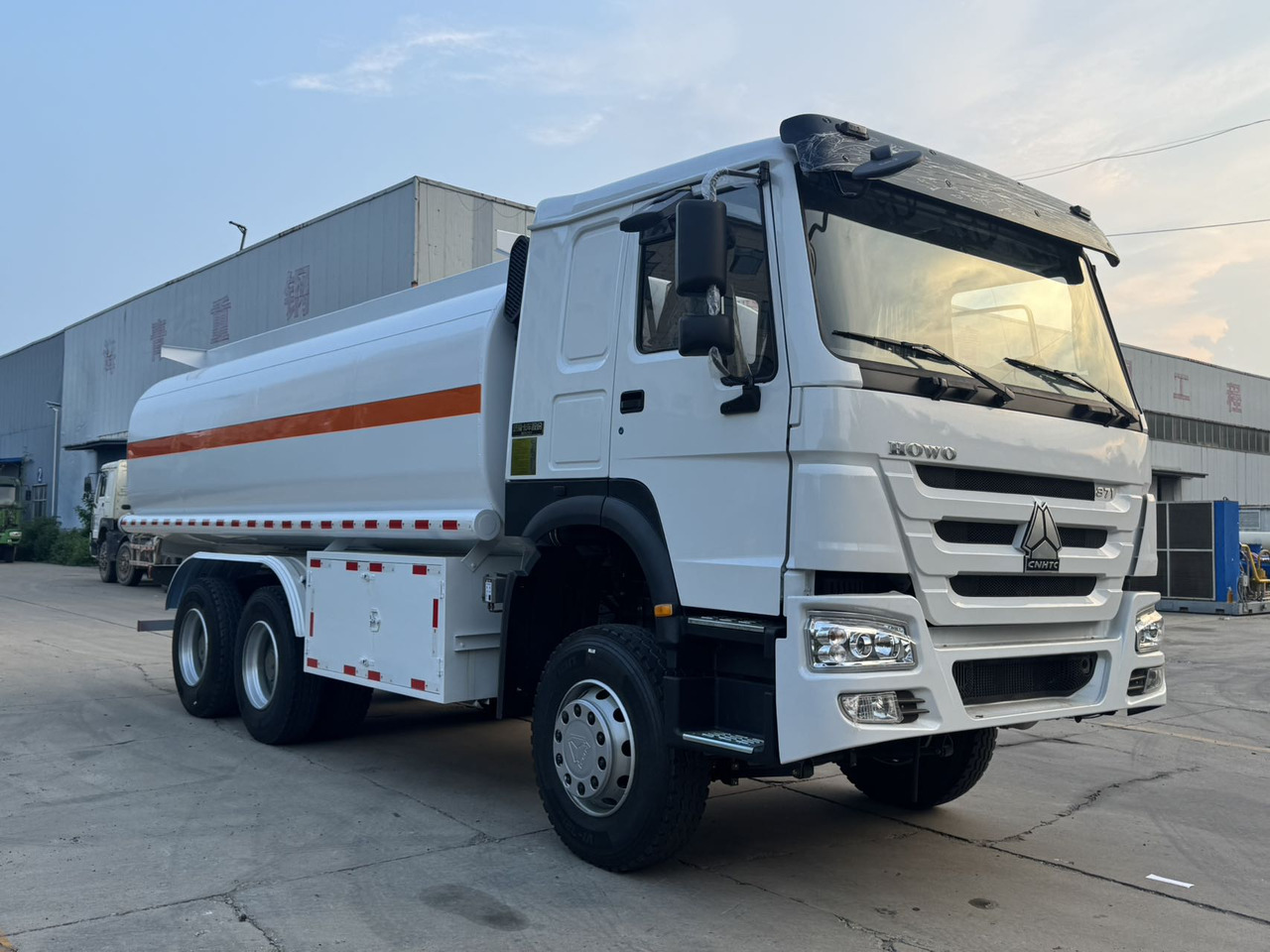 SINOTRUK Howo Fuel Tanker Click Here For DISCOUNT - Камион цистерна: снимка 1 SINOTRUK Howo Fuel Tanker Click Here For DISCOUNT - Камион цистерна: снимка 1