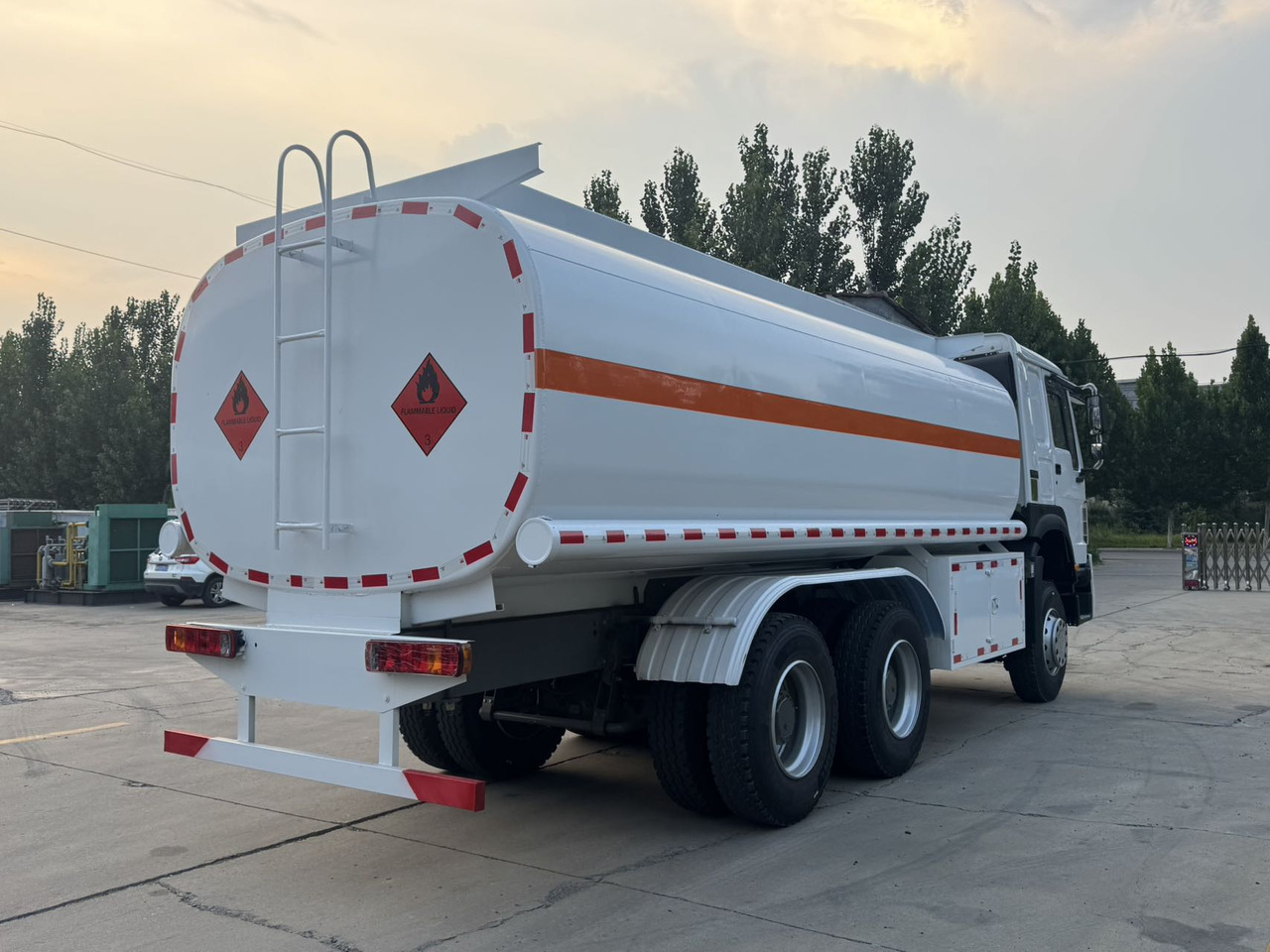 SINOTRUK Howo Fuel Tanker Click Here For DISCOUNT - Камион цистерна: снимка 5 SINOTRUK Howo Fuel Tanker Click Here For DISCOUNT - Камион цистерна: снимка 5