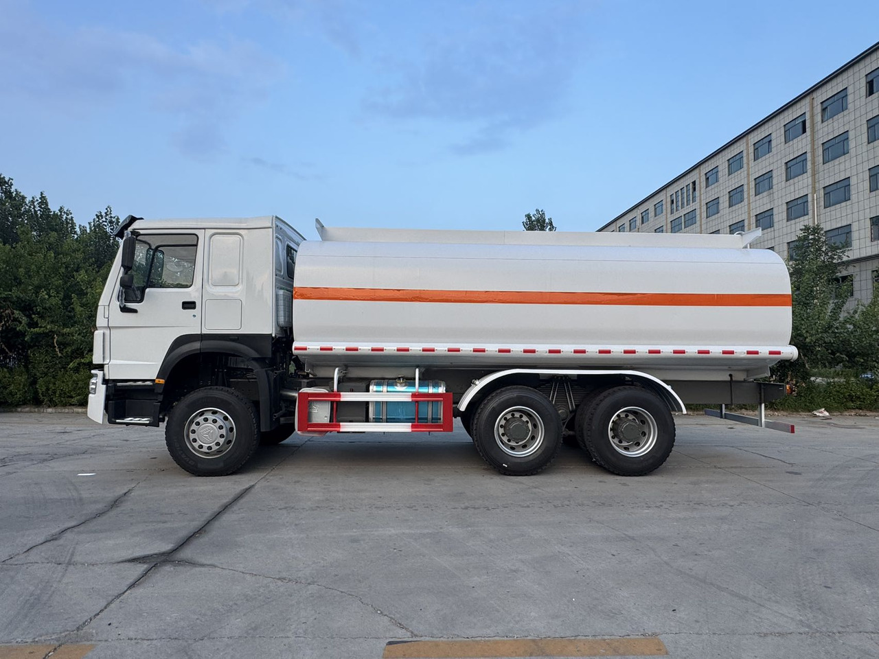 SINOTRUK Howo Fuel Tanker Click Here For DISCOUNT - Камион цистерна: снимка 3 SINOTRUK Howo Fuel Tanker Click Here For DISCOUNT - Камион цистерна: снимка 3