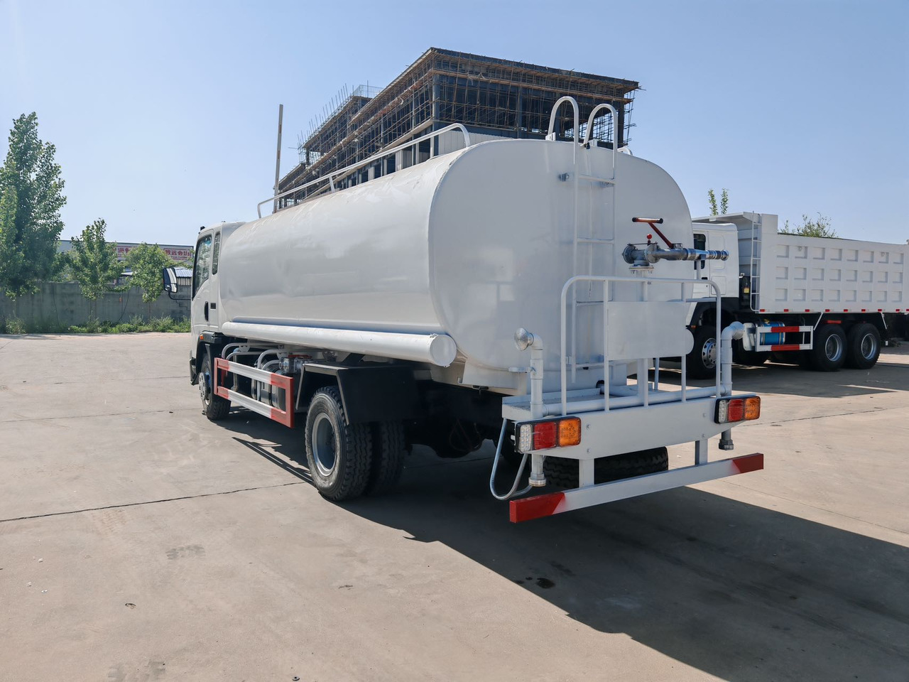 SINOTRUK Howo Water Tanker Click Here For DISCOUNT - Камион цистерна: снимка 4 SINOTRUK Howo Water Tanker Click Here For DISCOUNT - Камион цистерна: снимка 4