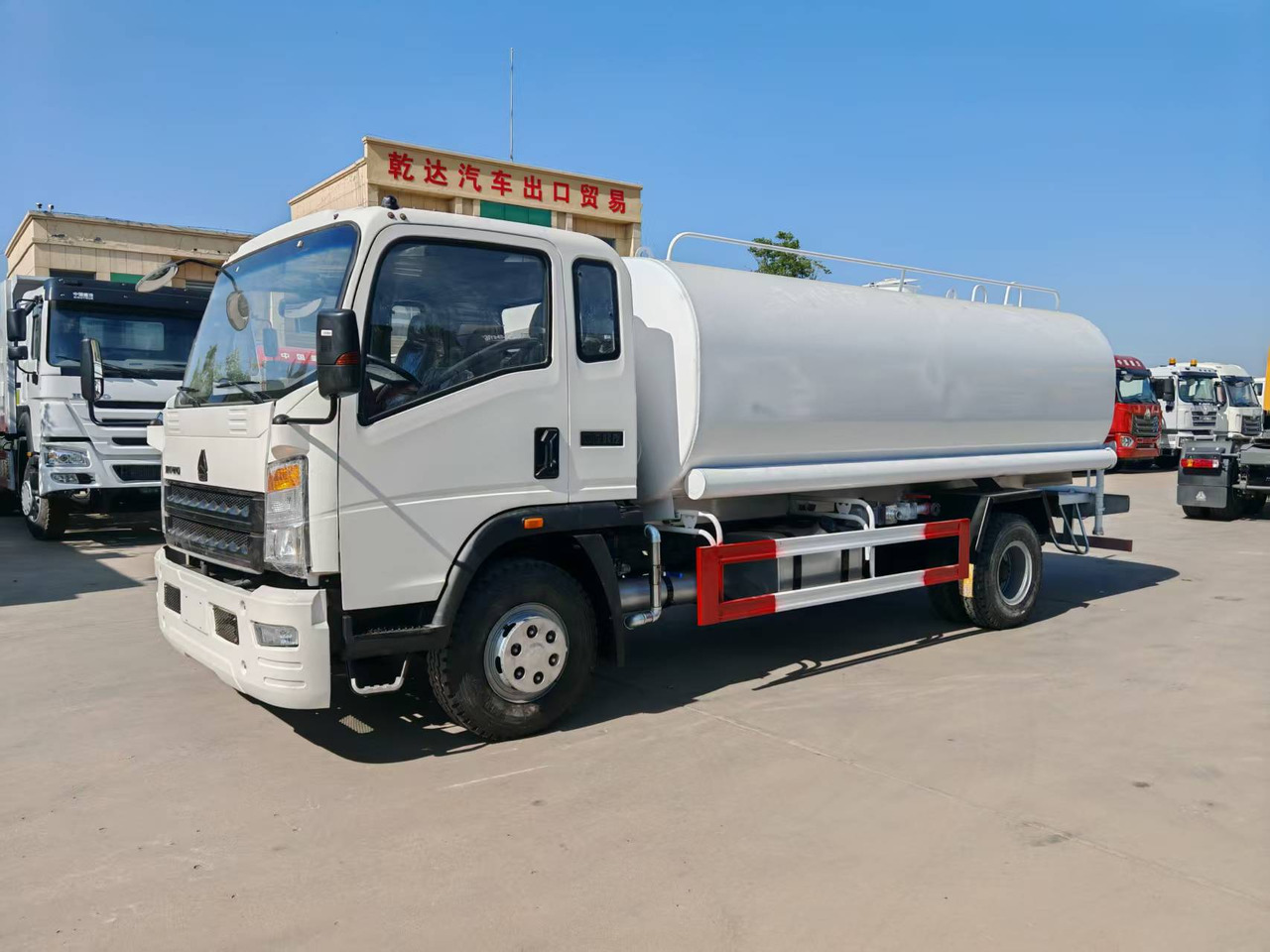 SINOTRUK Howo Water Tanker Click Here For DISCOUNT - Камион цистерна: снимка 1 SINOTRUK Howo Water Tanker Click Here For DISCOUNT - Камион цистерна: снимка 1
