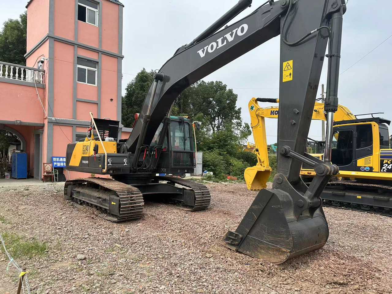 VOLVO Excavator EC240D Cilck for Discount - Верижен багер: снимка 2 VOLVO Excavator EC240D Cilck for Discount - Верижен багер: снимка 2
