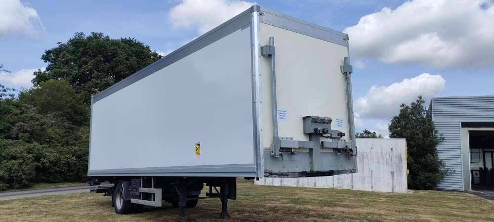 Semi-remorque 1 Essieu DISTRIBOX HAYON 24 PALETTES 2 PORTES AR 2M80 - Затворена каросерия полуремарке: снимка 1 Semi-remorque 1 Essieu DISTRIBOX HAYON 24 PALETTES 2 PORTES AR 2M80 - Затворена каросерия полуремарке: снимка 1