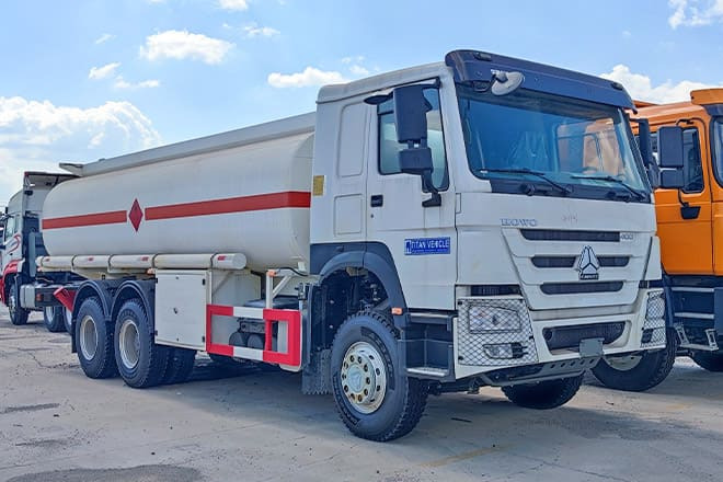 SINOTRUK Howo 400 Diesel Tanker Truck for Sale in Nigeria - Камион цистерна: снимка 1 SINOTRUK Howo 400 Diesel Tanker Truck for Sale in Nigeria - Камион цистерна: снимка 1