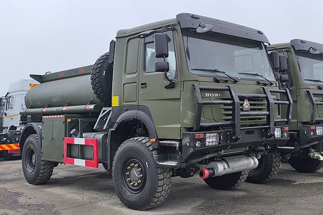SINOTRUK Howo 4X2 Small Fuel Tanker Truck for Sale in Zambia - Камион цистерна: снимка 1 SINOTRUK Howo 4X2 Small Fuel Tanker Truck for Sale in Zambia - Камион цистерна: снимка 1