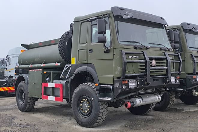 SINOTRUK Howo 4X2 Small Fuel Tanker Truck for Sale in Zambia - Камион цистерна: снимка 4 SINOTRUK Howo 4X2 Small Fuel Tanker Truck for Sale in Zambia - Камион цистерна: снимка 4