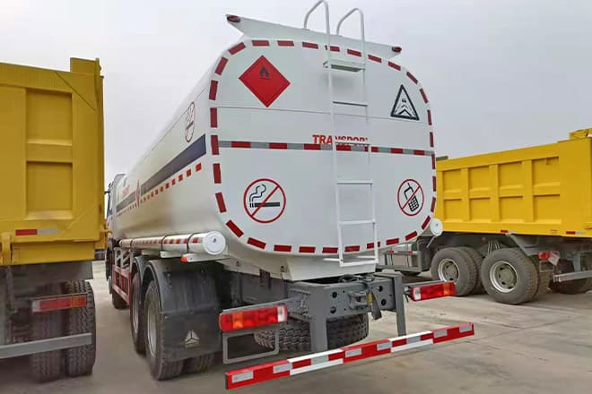 SINOTRUK Howo 6X4 Oil Truck Price for Sale in Djibouti - Камион цистерна: снимка 4 SINOTRUK Howo 6X4 Oil Truck Price for Sale in Djibouti - Камион цистерна: снимка 4