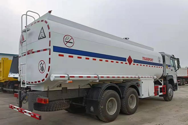 SINOTRUK Howo 6X4 Oil Truck Price for Sale in Djibouti - Камион цистерна: снимка 3 SINOTRUK Howo 6X4 Oil Truck Price for Sale in Djibouti - Камион цистерна: снимка 3