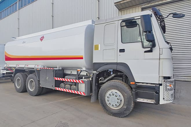 SINOTRUK Sinotruk Howo Fuel Tanker Truck Price for Sale in Ghana - Камион цистерна: снимка 1 SINOTRUK Sinotruk Howo Fuel Tanker Truck Price for Sale in Ghana - Камион цистерна: снимка 1
