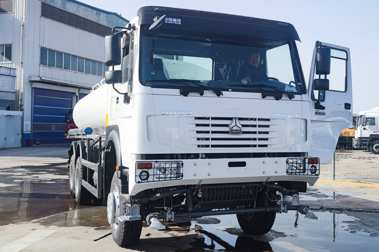 SINOTRUK Sinotruk Water Tanker Truck for Sale in Jamaica - Камион цистерна: снимка 1 SINOTRUK Sinotruk Water Tanker Truck for Sale in Jamaica - Камион цистерна: снимка 1