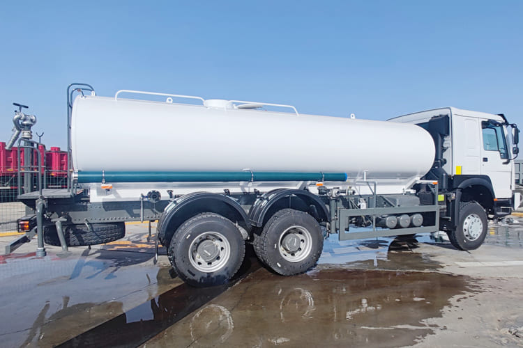 SINOTRUK Sinotruk Water Tanker Truck for Sale in Jamaica - Камион цистерна: снимка 5 SINOTRUK Sinotruk Water Tanker Truck for Sale in Jamaica - Камион цистерна: снимка 5