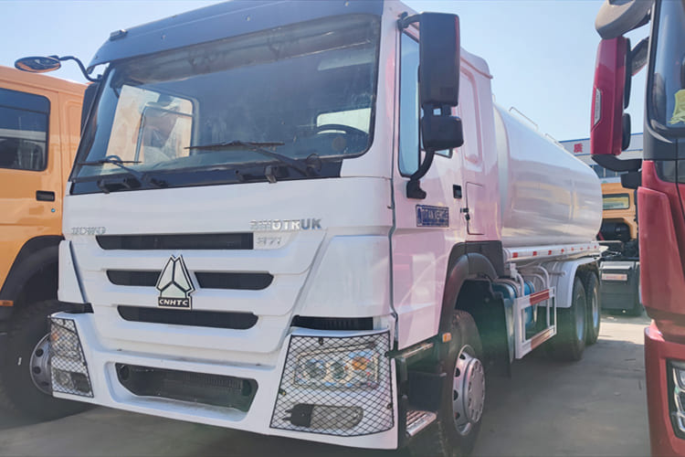SINOTRUK Water Sprinkler Tanker for Sale in Malawi - Камион цистерна: снимка 3 SINOTRUK Water Sprinkler Tanker for Sale in Malawi - Камион цистерна: снимка 3
