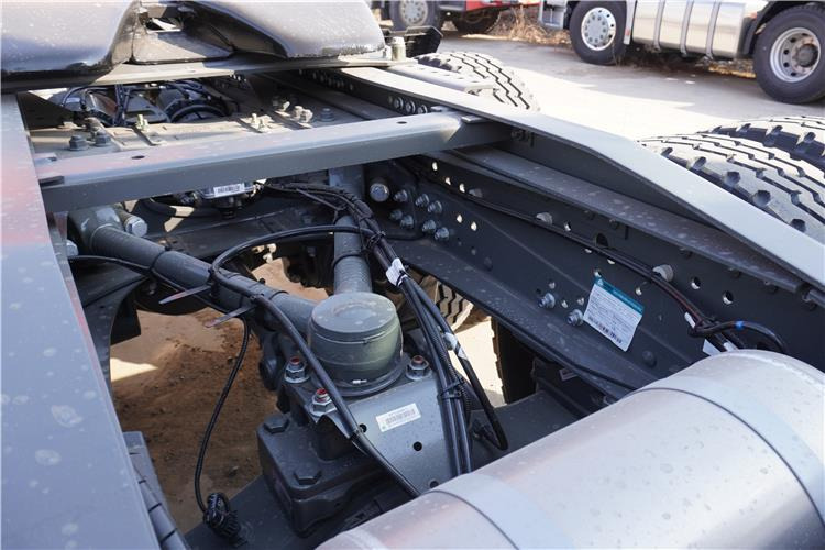 SINOTRUK Howo 371hp 6x4 10 Tires Truck Head for Sale In Jamaica - Влекач: снимка 3 SINOTRUK Howo 371hp 6x4 10 Tires Truck Head for Sale In Jamaica - Влекач: снимка 3