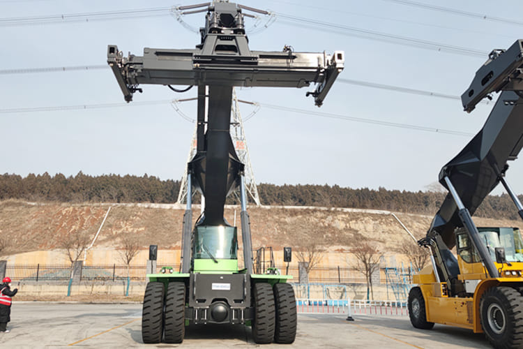 XCMG Reach Stacker Price for Sale in Guyana - Контейнерен товарач: снимка 1 XCMG Reach Stacker Price for Sale in Guyana - Контейнерен товарач: снимка 1