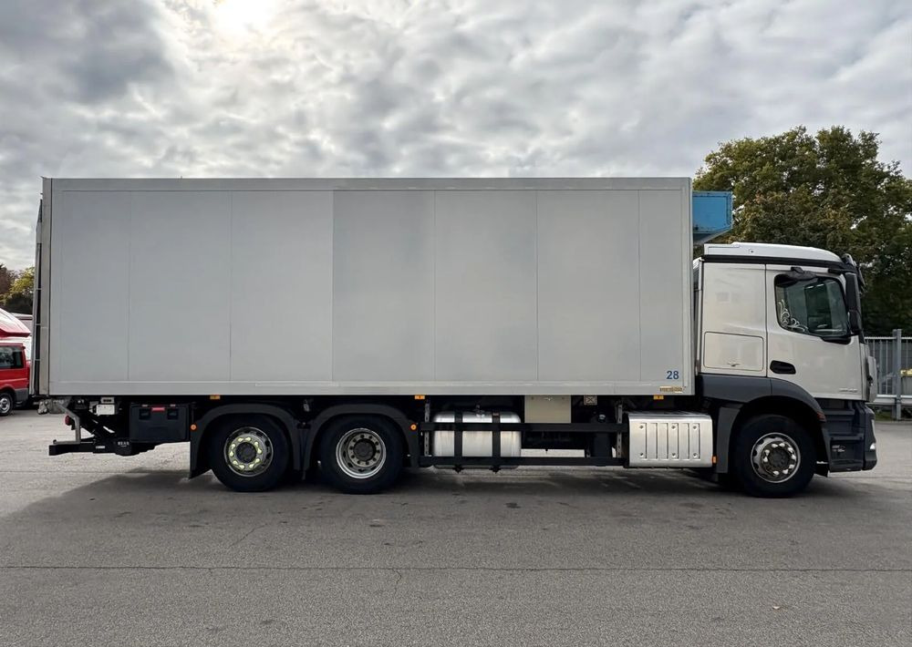 Mercedes-Benz Actros 2543 6x2 chłodnia izoterma 18 palet oś skrętna - Рефрижератор камион: снимка 4 Mercedes-Benz Actros 2543 6x2 chłodnia izoterma 18 palet oś skrętna - Рефрижератор камион: снимка 4