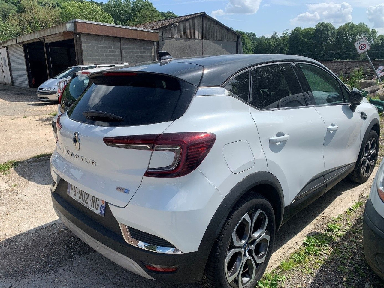 RENAULT CAPTUR - 2020 - Hybride essence électrique - Boîte automatique - II 1.6 E-TECH PLUG-IN 160 INTENS - Лек автомобил: снимка 2 RENAULT CAPTUR - 2020 - Hybride essence électrique - Boîte automatique - II 1.6 E-TECH PLUG-IN 160 INTENS - Лек автомобил: снимка 2