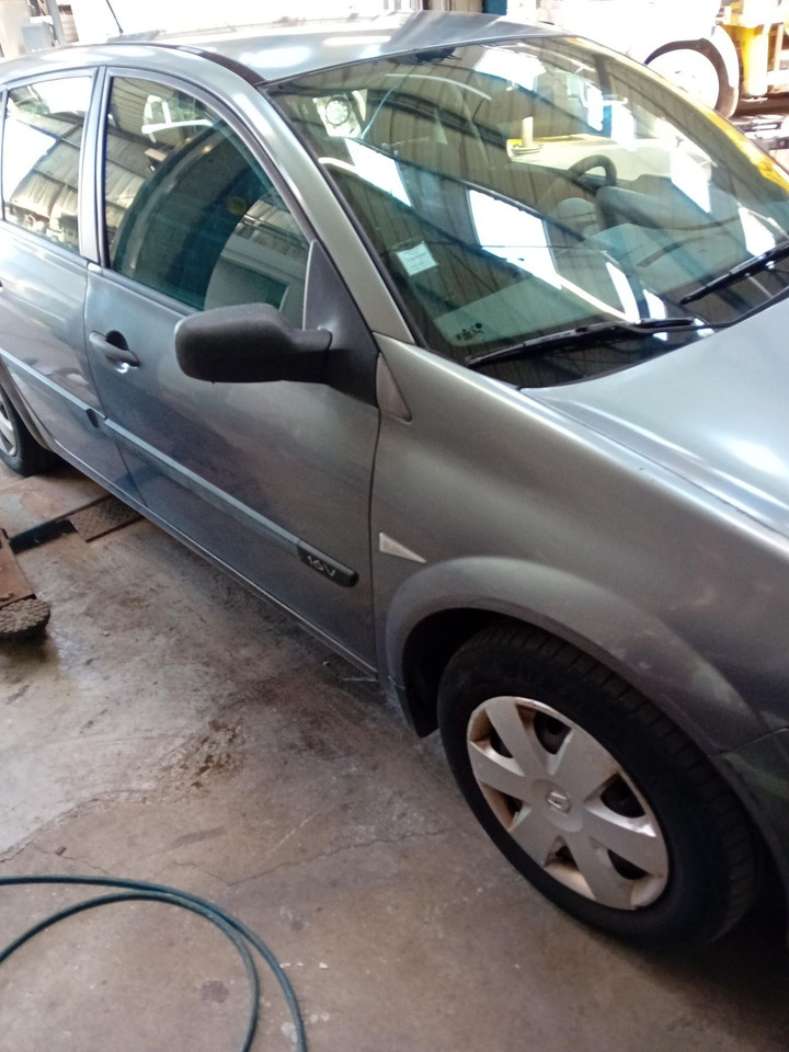 Renault Mégane 2 1.4l 6cv fiscaux 82 cv DIN - Хечбек: снимка 1 Renault Mégane 2 1.4l 6cv fiscaux 82 cv DIN - Хечбек: снимка 1
