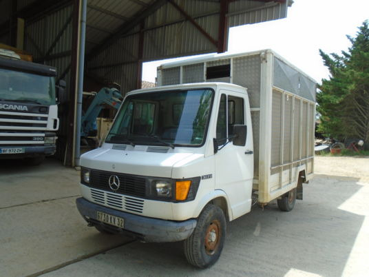 Mercedes 307D - За превоз на животни камион: снимка 3 Mercedes 307D - За превоз на животни камион: снимка 3
