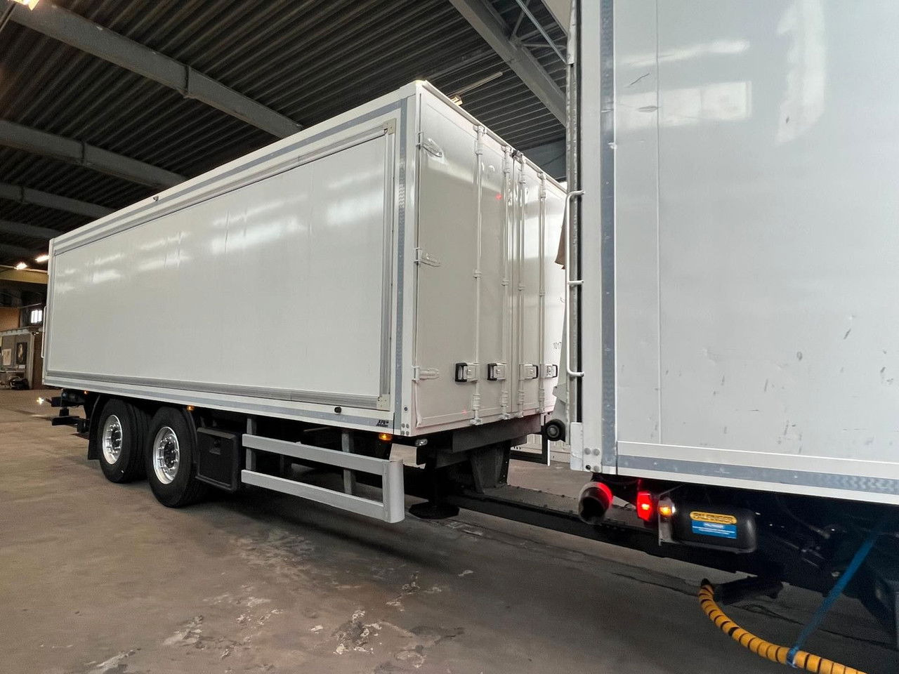 Mercedes-Benz Actros 2543 Komplettzug Voll-Luft - Lange Koffer - Камион фургон: снимка 3 Mercedes-Benz Actros 2543 Komplettzug Voll-Luft - Lange Koffer - Камион фургон: снимка 3