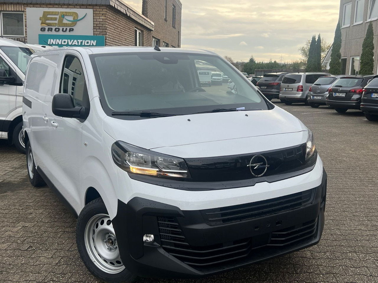 Opel Vivaro Cargo L2 H1 120 PS Allwetter AHK Rückfahr - Товарен бус: снимка 2 Opel Vivaro Cargo L2 H1 120 PS Allwetter AHK Rückfahr - Товарен бус: снимка 2