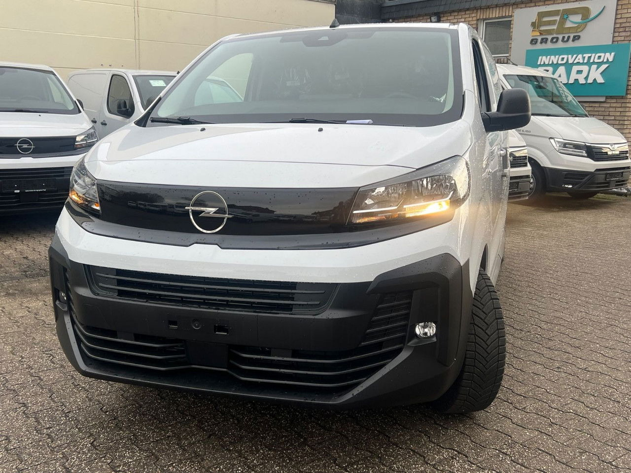 Opel Vivaro Cargo L2 H1 120 PS Allwetter AHK Rückfahr - Товарен бус: снимка 4 Opel Vivaro Cargo L2 H1 120 PS Allwetter AHK Rückfahr - Товарен бус: снимка 4